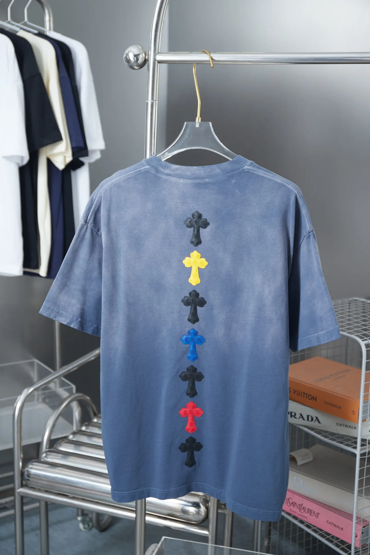 🅿️210 Ch*ome Hearte 25SS early spring new style Three-dimensional sponge thick version Chloë Hearte logo short sleeves Light luxury essential item for daily commuting for men and women Correct version Welcome to compare Detailed features · 320g 100% pure cotton double yarn jersey fabric · Custom dyed in the same vat with special thickened 32 count double-ply 1X1 thread · Three-dimensional sponge thick version Chloé Hearte logo printing · Ready-to-wear dyeing Then do the faded fried snowflake process, then wash it to make it look old · General washing to improve the effect · Double-needle stitching and cross-stitch process · Original main mark, washed tag, brand moisture-proof paper packaging Color: white/black/green/blue Size: S/M/L/XL